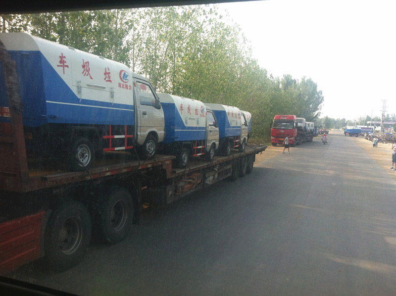 圖為準備發車至山西的小型<a href=http://www.shptsti.com.cn/ljc target=_blank class=infotextkey>垃圾車</a>