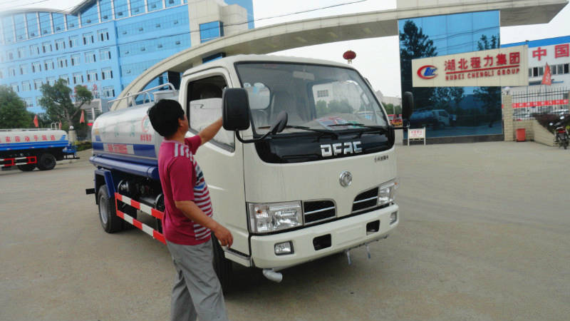 正在給5噸<a href=http://www.shptsti.com.cn/ssc target=_blank class=infotextkey>灑水車</a>做出廠前準(zhǔn)備