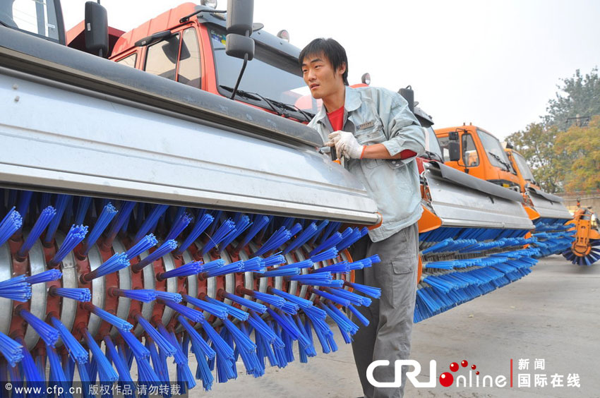 2012年11月3日上午，北京，工作人員正在對(duì)多功能除雪車進(jìn)行檢修調(diào)試。