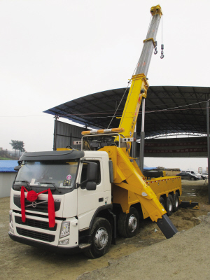 昨日，目前國內最大噸位的道路<a href=http://www.shptsti.com.cn/qzc/ target=_blank class=infotextkey>清障車</a>正式“落戶”貴陽。該清障車車價近300萬元，集吊裝、拖車于一體，最大起吊高度13.2米，最大拖牽重量54噸，最大起吊重量60噸，可安全快速地對交通事故中側翻的重型貨車、重型<a href=http://www.shptsti.com.cn/ygc/ target=_blank class=infotextkey>油罐車</a>等進行起吊、救援和拖運，及時恢復現場交通。曾秦 攝