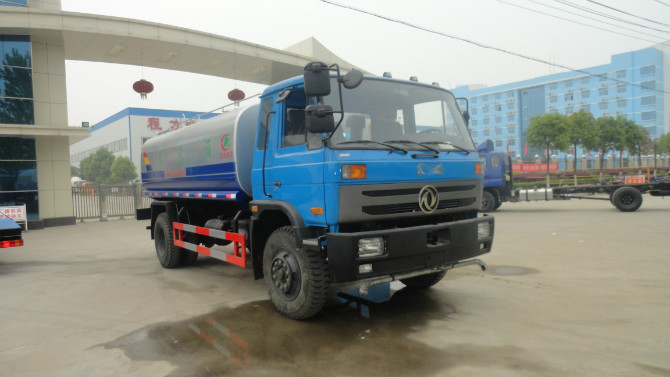 程力廠門 前的東風(fēng)153<a href=http://www.shptsti.com.cn/ssc target=_blank class=infotextkey>灑水車</a>