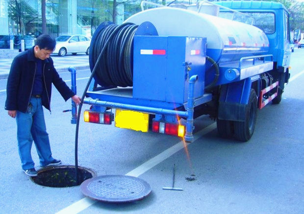 環衛工作正在做<a href=http://www.shptsti.com.cn/gyqxc/ target=_blank class=infotextkey>高壓清洗車</a>疏通下水道
